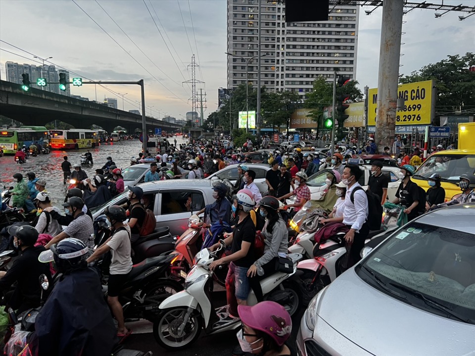 18h30 nước vẫn chưa rút và nhiều phương tiện vẫn phải chôn chân tại ngã tư Phạm Hùng - Nguyễn Hoàng.