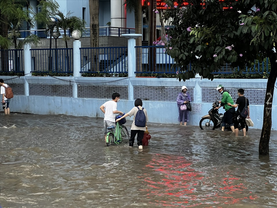 Mưa lớn, nhiều tuyến đường của Hà Nội ngập úng, khiến các phương tiện di chuyển khó khăn.