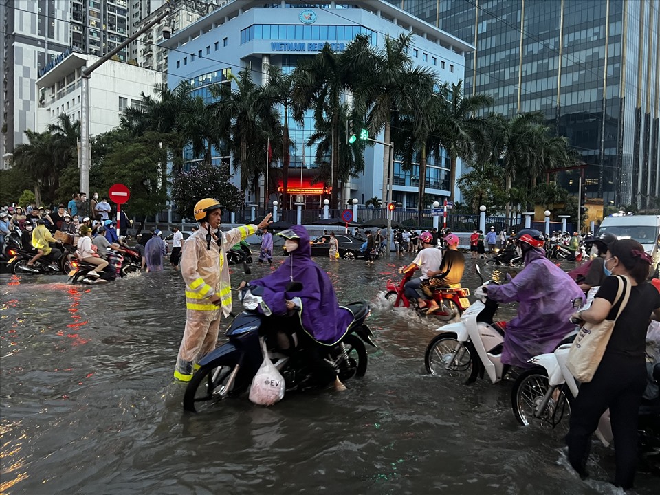 Lực lượng cảnh sát giao thông vất vả phân luồng.