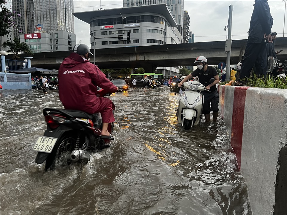 Theo Đài Khí tượng thủy văn khu vực Đồng bằng Bắc Bộ, do ảnh hưởng của rãnh áp thấp qua khu vực phía Nam khu vực Đồng bằng Bắc Bộ kết hợp với hội tụ gió trên cao có xu hướng hoạt động mạnh dần, nên từ chiều ngày 29.5 đến ngày 30.5, thành phố Hà Nội sẽ có mưa rào, có nơi mưa to kèm dông, lốc, sét, gió giật mạnh.