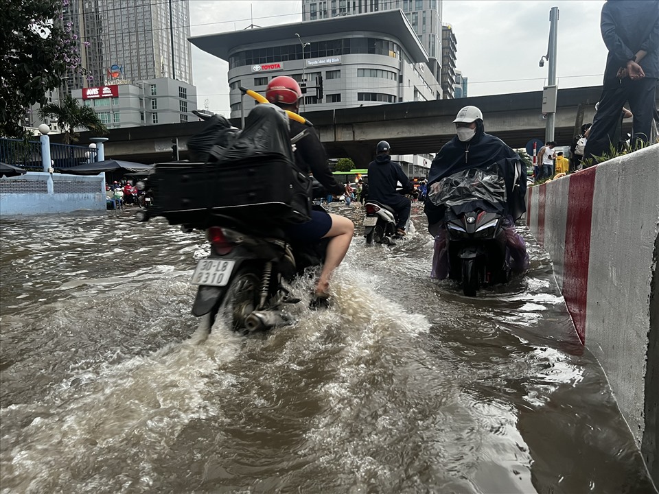 Mưa lớn gây ngập lụt khiến các phương tiện di chuyển khó khăn.