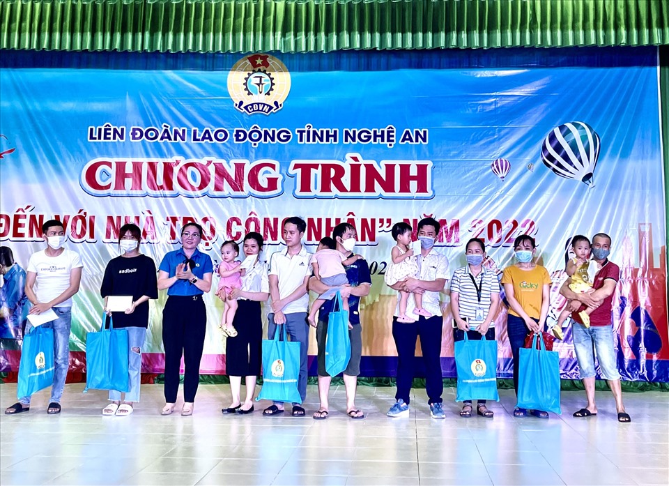 Bà Nguyễn Thị Thu Nhi – Phó Chủ tịch LĐLĐ tỉnh Nghệ An trao quà cho Công nhân lao động có con ở cùng. Ảnh: Minh Khuê