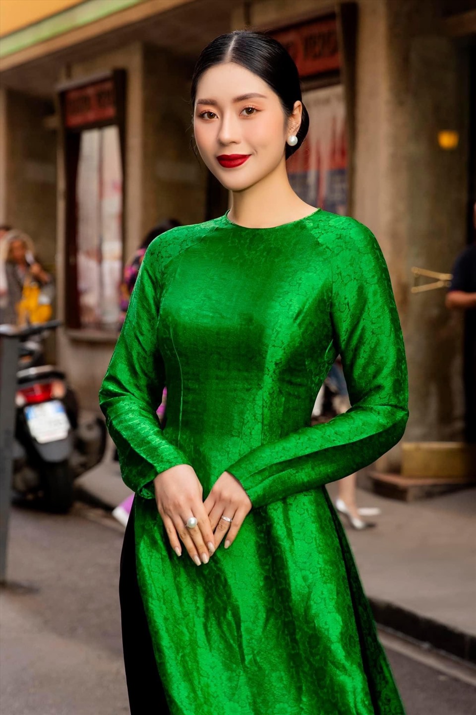 Hoa hậu Tô Diệp Hà khoẻ vẻ đẹp dịu dàng của người phụ nữ Việt Nam khi sang Ý xem show biểu diễn nghệ thuật. Ảnh: NVCC