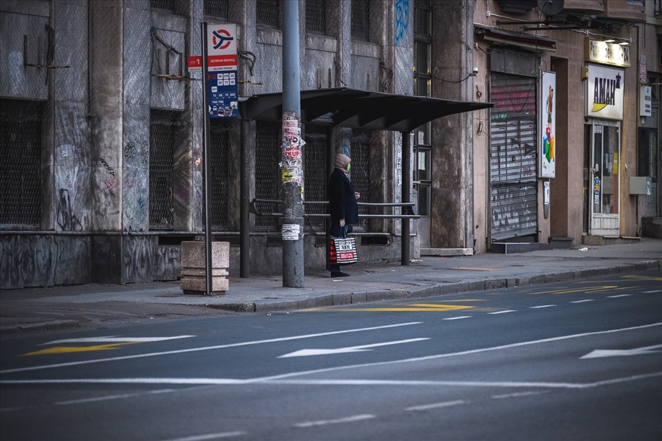 Một cư dân ở Belgrade, Serbia đợi xe buýt vào ngày 30.3.2020. Ảnh minh họa. Ảnh: AFP