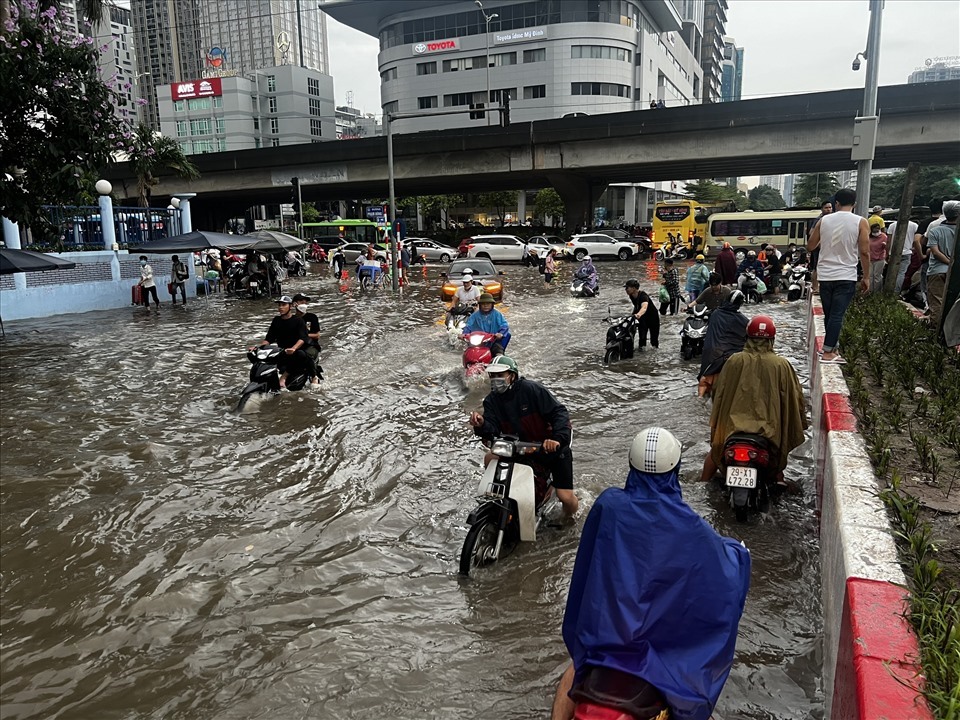 Heavy rain in Hanoi on the evening of May 29 caused flooding.  Photo: LDO
