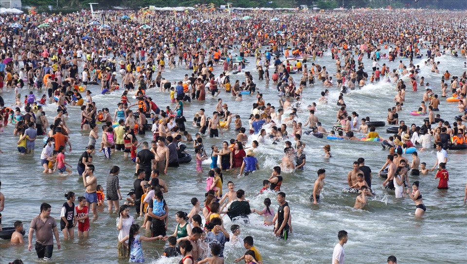 Du khách đổ về Sầm Sơn chật kín bãi biển dịp nghỉ lễ 30.4 và 1.5.