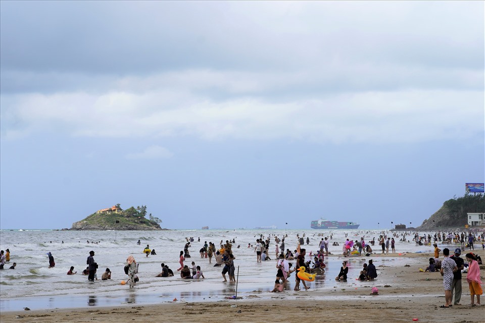 Bãi tắm Bãi Sau vẫn có lượng khách du lịch vui chơi, tắm biển  trong sáng ngày 3.5. Ảnh: T.A