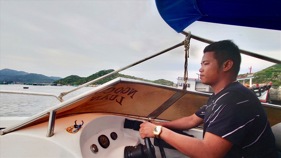 Từ đảo vào đất liền, người dân ở Bình Ba thường di chuyển bằng tàu cao tốc với thời gian khoảng 15 phút.