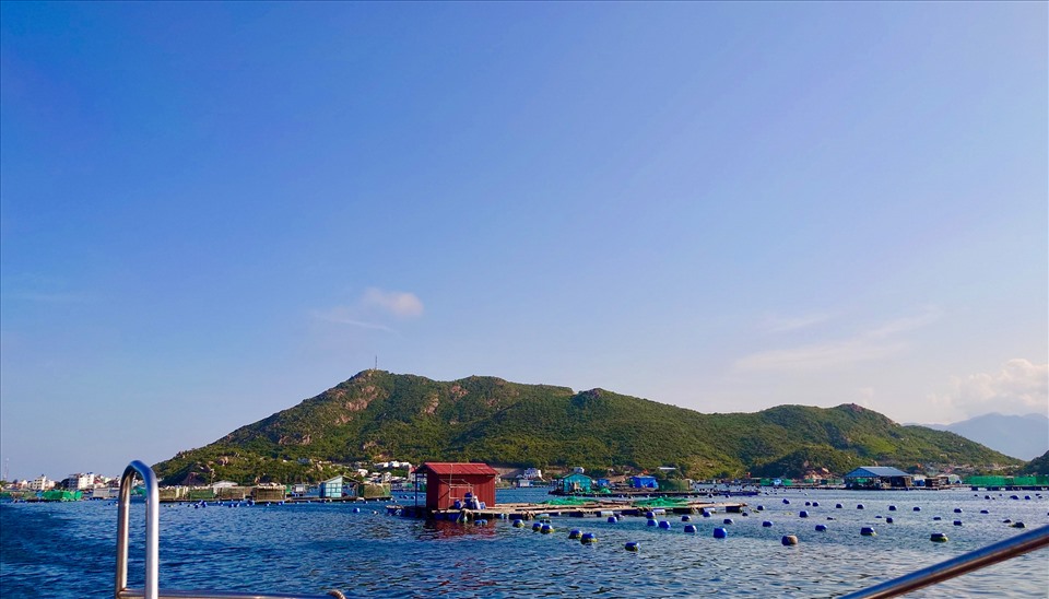 Đảo Bình Ba nằm trong vịnh Cam Ranh.