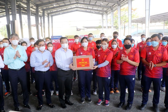 Chủ tịch UBND TP Hà Nội tặng quà động viên đội tuyển bi sắt Việt Nam.