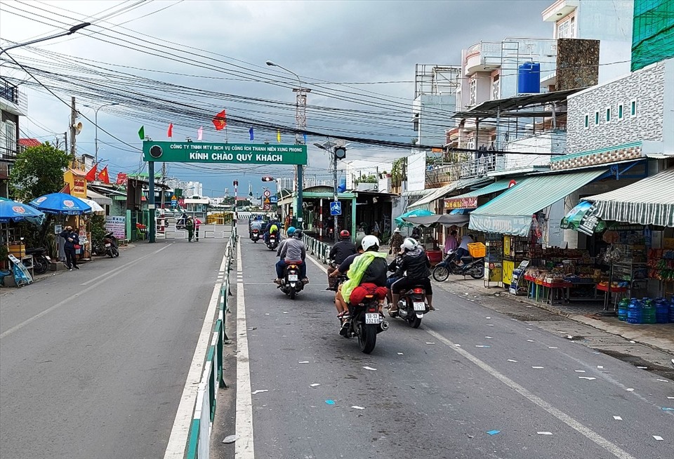 Ghi nhận của phóng viên Báo Lao Động, tại phà Cát Lái phía Đồng Nai, rất ít xe máy và ô tô chờ qua phà để trở lại TPHCM sau kỳ nghỉ lễ.