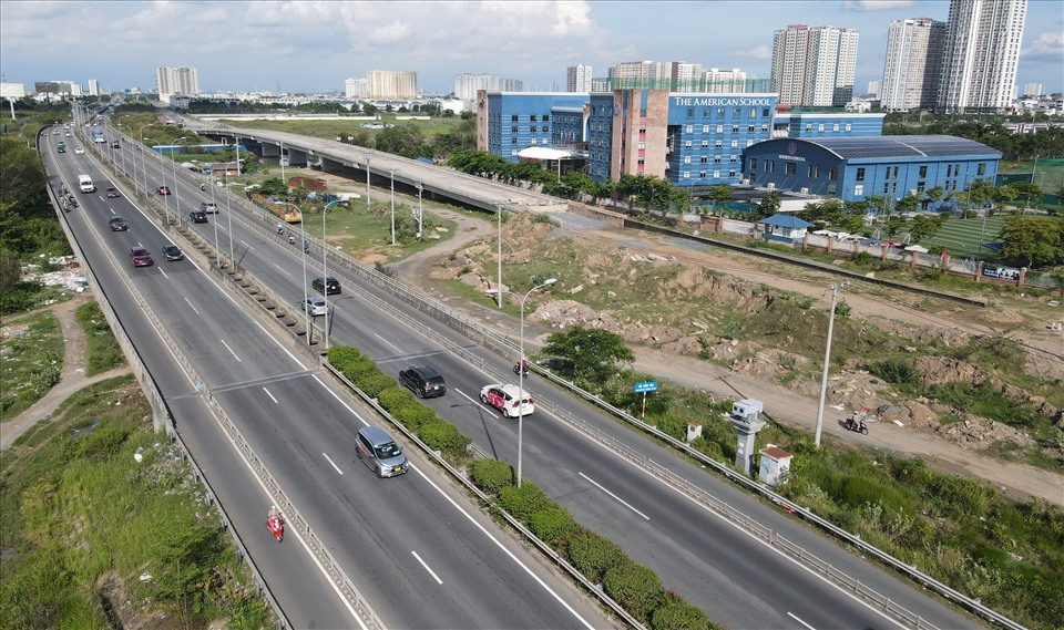 Trên cao tốc TPHCM - Long Thành - Dầu Giây từ nút giao Phú Hữu về nút giao An Phú (Thành phố Thủ Đức) cũng vắng ô tô chiều ngày 3.5.