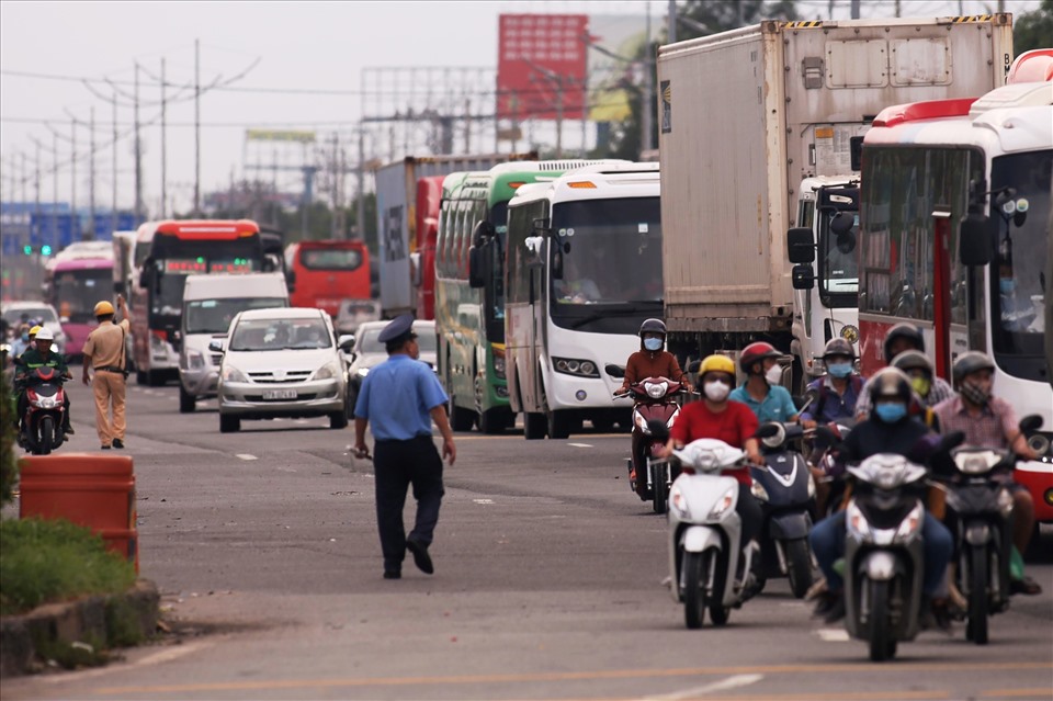 Tại cửa ngõ phía Tây qua huyện Bình Chánh (TPHCM), hàng dài phương tiện xếp hàng dài chờ ra khỏi cao tốc TPHCM - Trung Lương hướng ra quốc lộ 1 về các quận  trung tâm TPHCM. Nhiều CSGT, Thanh tra giao thông đã có mặt điều tiết giao thông tại khu vực cao tốc giao cầu vượt Bình Thuận.