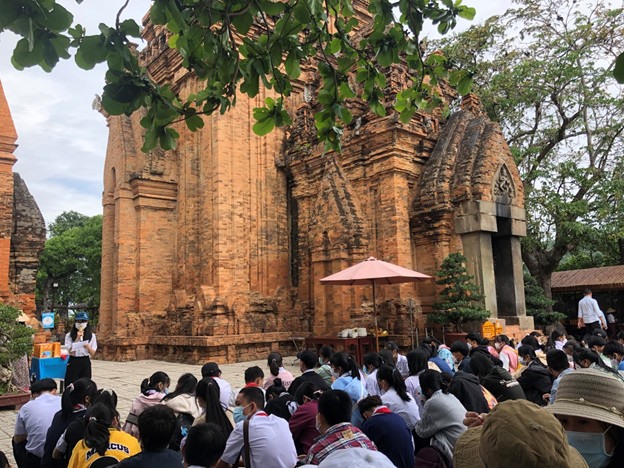 Học sinh tham quan trải nghiệm làm hướng dẫn viễn du lịch giới thiệu Tháp Bà Ponagar (Nha Trang-Khánh Hòa). Ảnh Nguyễn Văn Lực