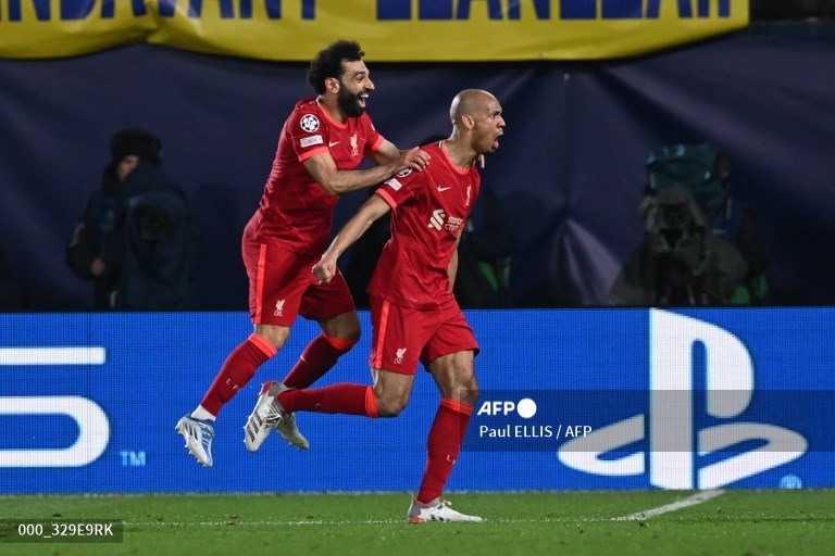 Fabinho và Salah có pha phối hợp ăn ý để tiền vệ người Brazil nghi bàn. Ảnh: AFP