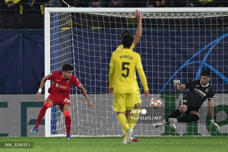 Luis Diaz có bàn thắng bằng đầu sau liên tục những tình huống quấy phá hàng thủ đội chủ nhà.  Ảnh: AFP
