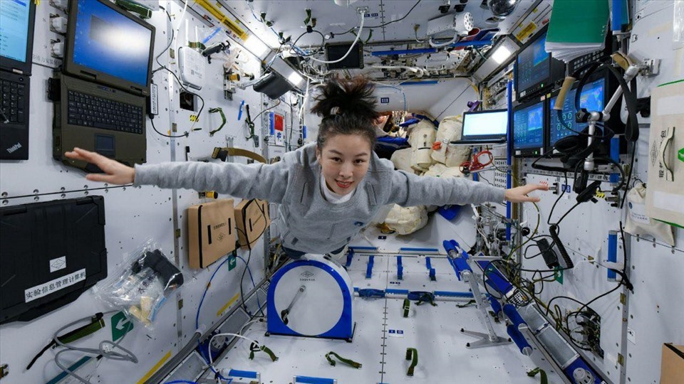 Nữ phi hành gia Vương Á Bình trên trạm vũ trụ Thiên Cung. Ảnh: CNSA
