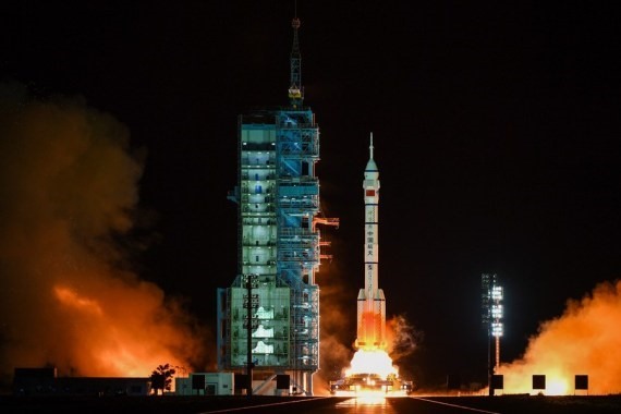 Tên lửa Trường Chinh 2F phóng tàu vũ trụ Trung Quốc Thần Châu 13 từ Trung tâm Phóng vệ tinh Tửu Tuyền ngày 16.10. 2021. Ảnh: Tân Hoa Xã