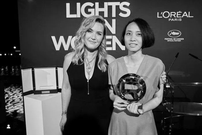 Kate Winslet trao giải thưởng trị giá 30.000 euro cho Mai Vũ. Ảnh: LP.
