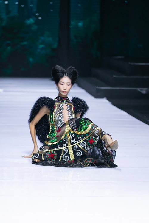Người mẫu Trang Phạm cũng ngã nhào trên sàn diễn vì đuôi váy vướng gót giày, dễ trơn trượt. Ảnh: ST.