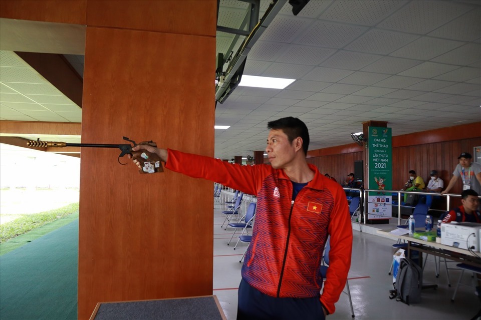 Xạ thủ Trần Quốc Cường từ giã đội tuyển bắn súng Việt Nam sau kỳ SEA Games 31 trên sân nhà. Ảnh: Thanh Vũ