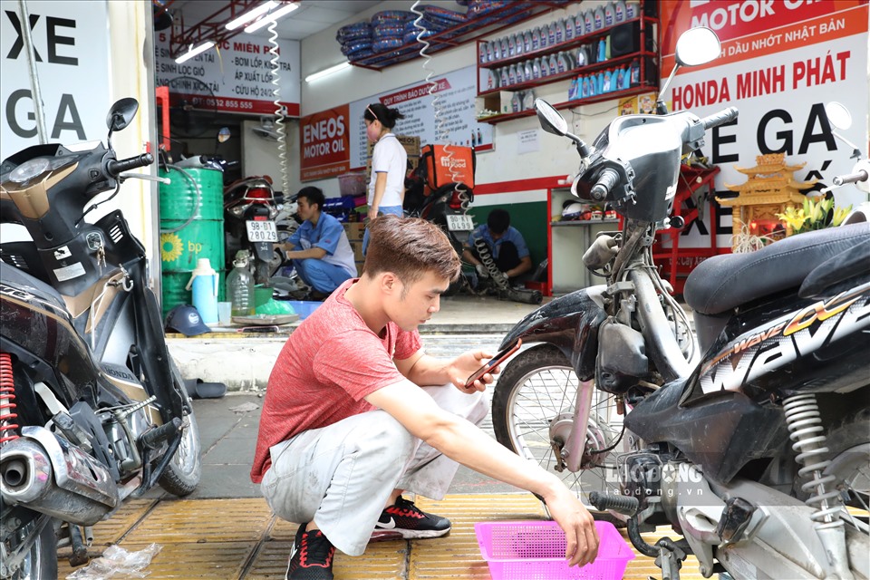 Trao đổi với Báo Lao Động, anh Nguyễn Văn Hưng - chủ quán sửa xe (36 tuổi, Dương Đình Nghệ, Hà Nội) cho biết, vì lượng khách đông và xe tồn lại từ hôm qua nên đã mở quán từ 6h sáng: “Lượng xe đến quán sửa từ hôm qua đến thời điểm hiện tại đã lên tới 100 chiếc, tăng gấp 3-4 lần so với ngày bình thường. Các xe hôm nay sửa chủ yếu gặp các lỗi như thay dầu, thay bu-gi, vệ sinh lọc gió và ống xả. Giá sửa 1 chiếc xe máy ngập nước dao động từ 300 nghìn đồng - 2 triệu đồng“.