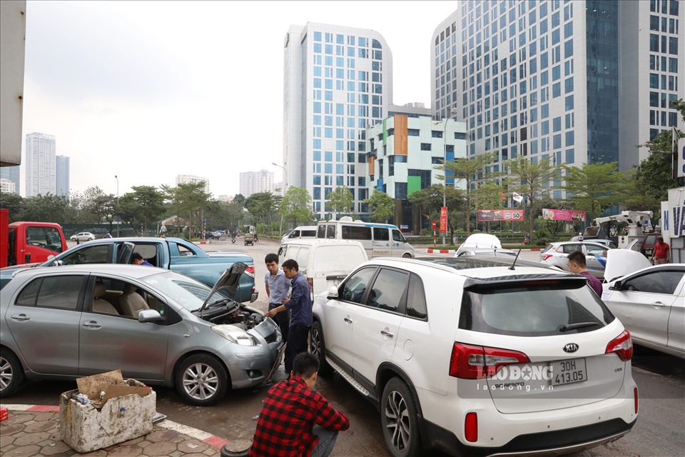 Theo báo cáo của Công ty Thoát nước Hà Nội, từ khoảng 13h30 đến 15h30 ngày 29.5, Hà Nội xảy ra mưa trên diện rộng với lượng mưa phổ biến từ 70-160mm. Sau trận mưa nhiều tuyến đường tại Hà Nội đã bị ngập sâu khiến hàng loạt phương tiện chết máy giữa đường.