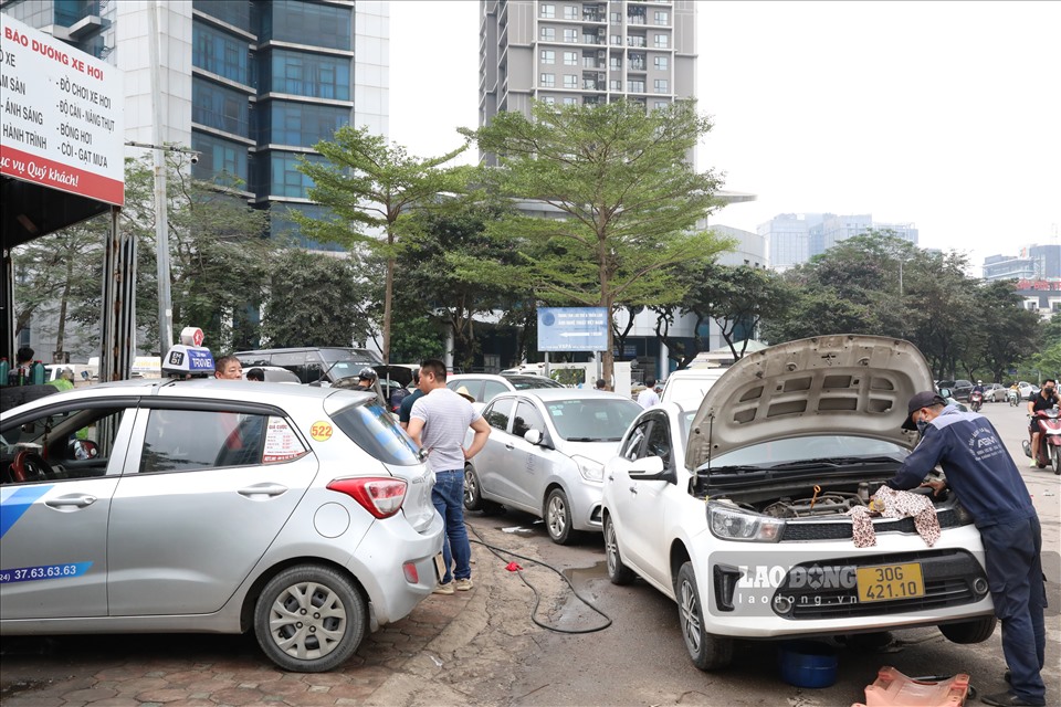 Theo những chủ tiệm cửa hàng sửa xe, nếu di chuyển trong tình huống đường ngập nước, các chủ phương tiện bị chết máy nên tắt máy, không nên cố gắng khởi động xe. Bởi nếu xe ngập nước vẫn cố tình đi sẽ bị hỏng nặng có thể gây hỏng máy. Trường hợp này khiến chi phí sửa chữa lên đến vài triệu đồng với xe máy, ôtô có lên tới vài chục triệu đến trăm triệu.
