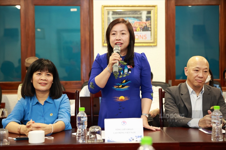 Phó Chủ tịch Tổng Liên đoàn Lao động Việt Nam Thái Thu Xương phát biểu tại buổi chúc mừng Đội tuyển. Ảnh: Hải Nguyễn