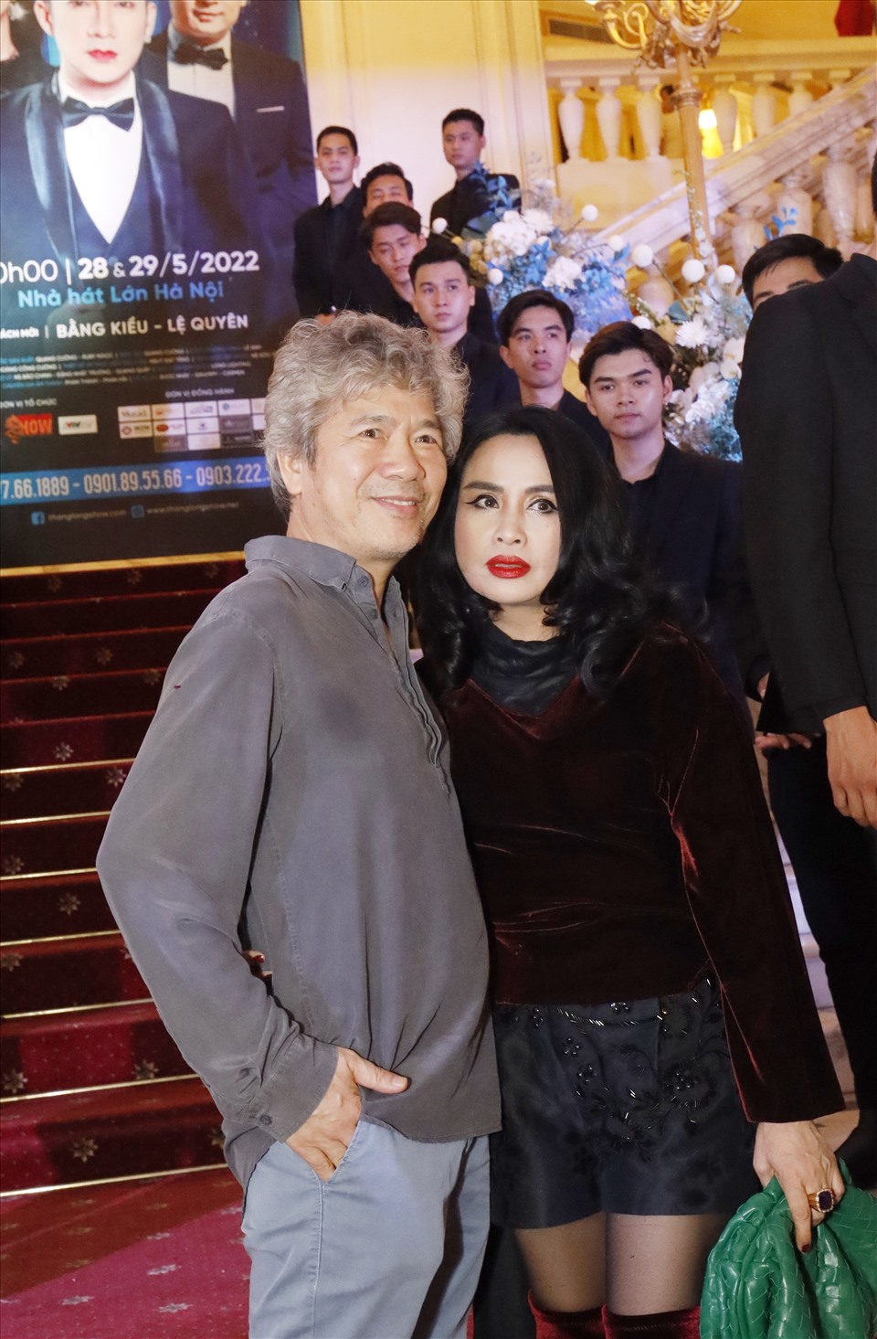 Tại thảm đỏ chương trình, Diva Thanh Lam và bạn trai bác sĩ nhận được sự quan tâm của khán giả, ống kính truyền thông khi xuất hiện tình tứ, đến chúc mừng đàn em Quang Hà.