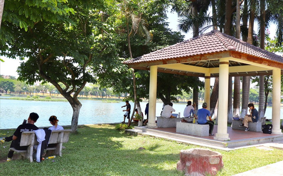 Nhiều người chọn công viên làm nơi học bài, nghỉ ngơi...dưới cái nắng 34 độ. Ảnh: Nguyễn Linh