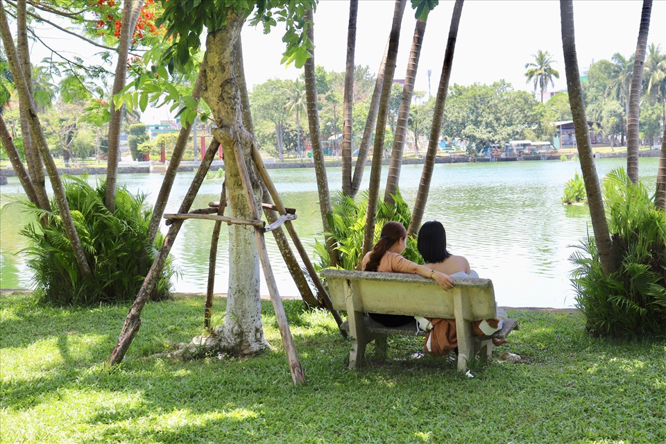 Công viên là lựa chọn hàng đầu để tránh nắng của người dân Đà Nẵng. Ảnh: Nguyễn Linh