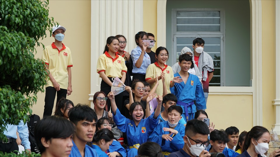 Các cô gái không chỉ tham gia thi đấu quyền đối kháng ở nhiều hạng cân khác nhau mà để lại ấn tượng mạnh ở các phần thi biểu diễn, khiến khán giả không thể rời mắt.