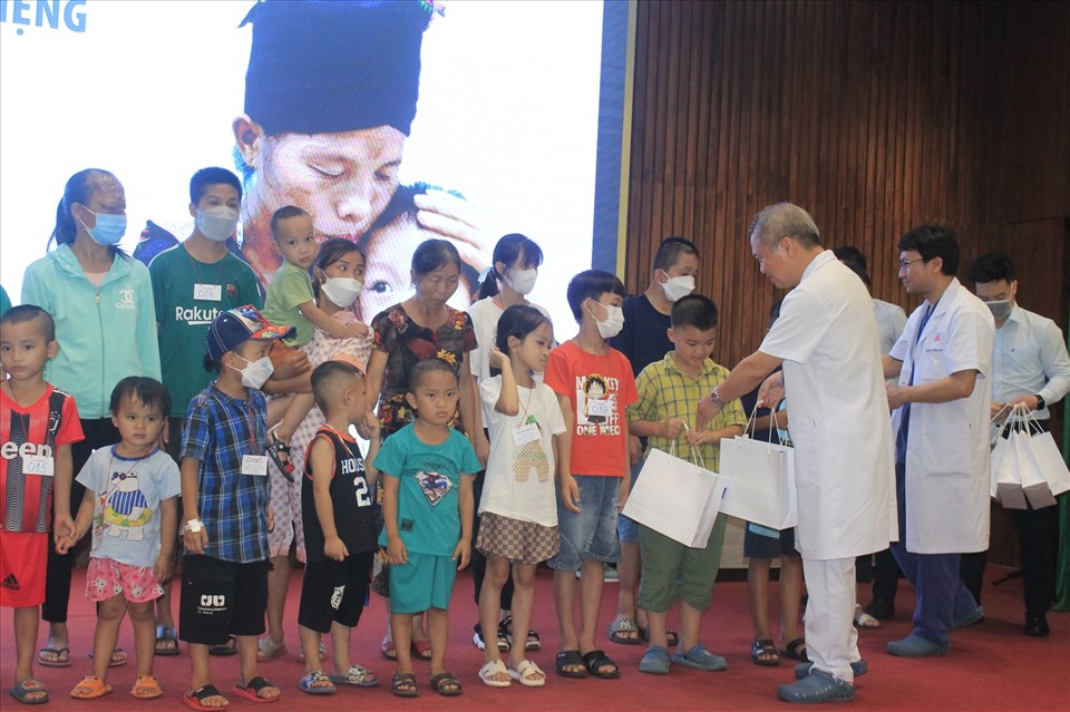 GS Lê Ngọc Thành, TS Nguyễn Công Hựu trao quà động viên các bé được phẫu thuật trong đợt này. Ảnh: BVCC