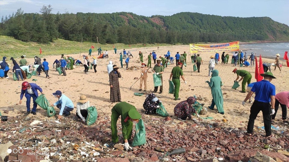 Chương trình thu gom rác thải tại bãi biển Nghi Thiết có sự tham gia sôi nổi, khí thế của hơn 200 đoàn viên, người lao động Công đoàn Công an tỉnh Nghệ An và Nhân dân xã Nghi Thiết.