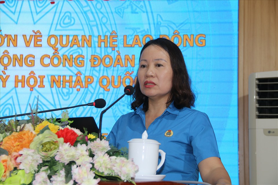 Bà Trịnh Thị Hoa - Phó Chủ tịch thường trực LĐLĐ tỉnh Thanh Hóa bế mạc hội nghị. Ảnh: Q.D