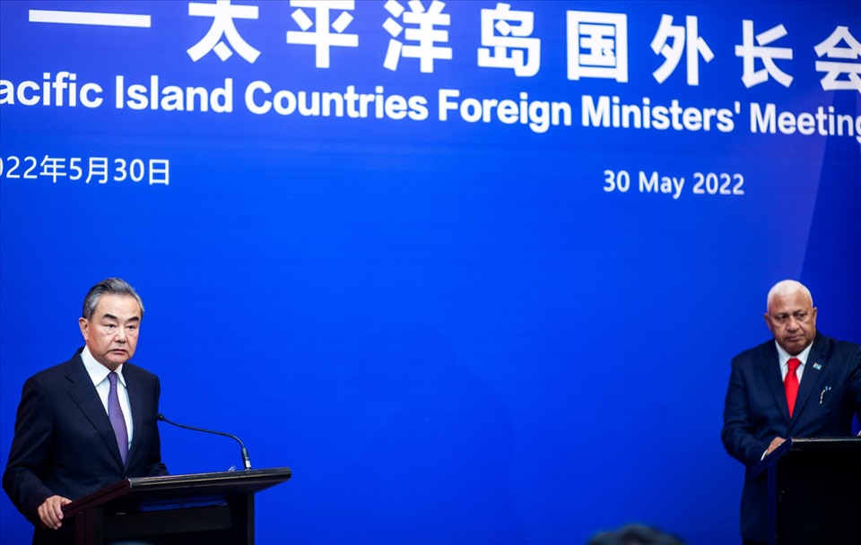 Ngoại trưởng Trung Quốc Vương Nghị và Thủ tướng Fiji Frank Bainimarama họp báo ngày 30.5.2022. Ảnh: AFP