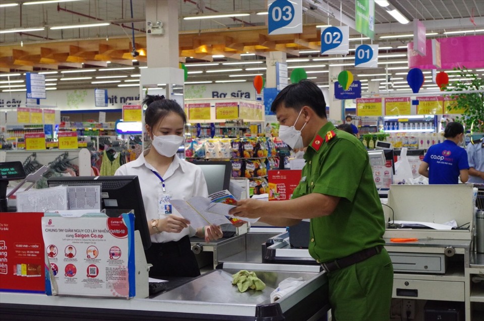 Tuyên truyền về tác hại và cách phòng chống ma tuý đến người lao động làm việc trong các siêu thị ở Ninh Thuận.