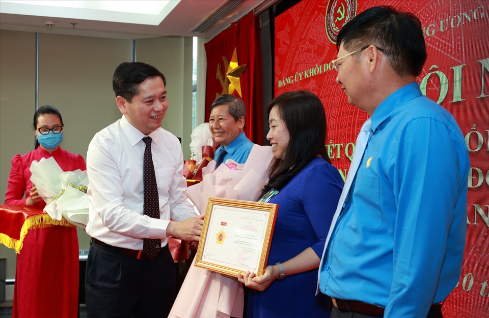 Đồng chí Nguyễn Long Hải trao Kỷ niêm chương Vì sự nghiệp xây dựng Đảng trong doanh nghiệp Việt Nam. Ảnh: Hải Nguyễn