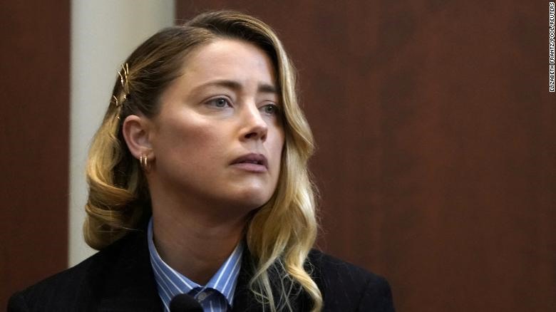 Amber Heard bị tố “qua đêm” với đồng nghiệp nam ngay trước thời điểm đệ đơn ly hôn. Ảnh: AP.