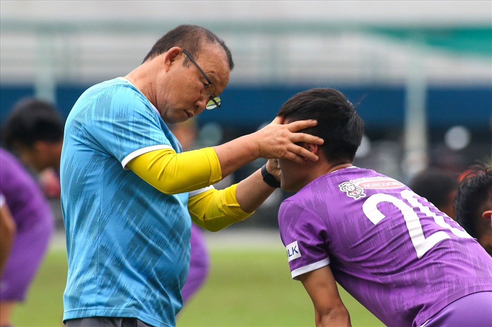 Huấn luyện viên Park Hang-seo nhận thấy bất thường và yêu cầu kiểm tra mắt của Phan Văn Đức. Sau khi kiểm tra và yên tâm, chiến lược gia người Hàn Quốc mới cho phép Văn Đức tiếp tục tập luyện.