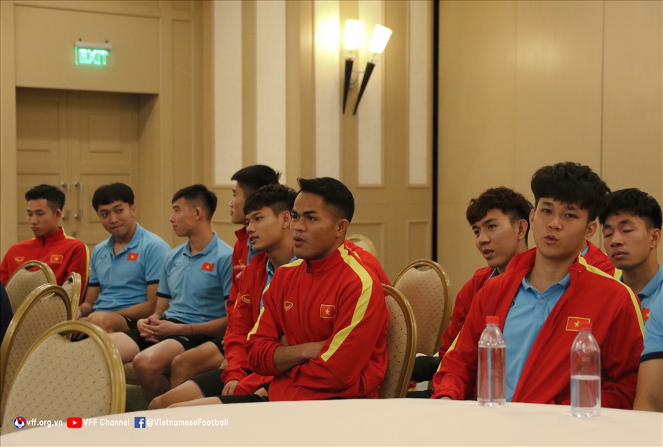 U23 Việt Nam nghe phổ biến luật thi đấu và quy định tại giải U23 Châu Á 2022. Ảnh: VFF