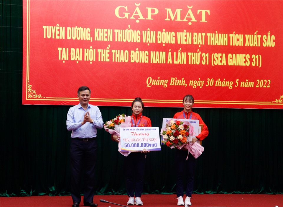 Chủ tịch UBND tỉnh Quảng Bình Trần Thắng trao thưởng cho các VĐV xuất sắc. Ảnh: Đ. Tuấn
