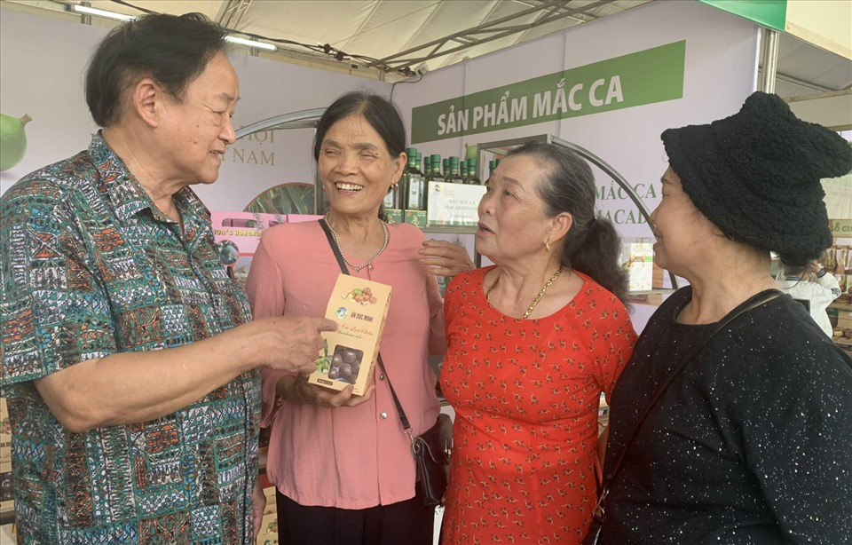 Ông Nguyễn Lân Hùng trực tiếp giới thiệu về cây trồng và sản phẩm mắc ca cho khách tham gia đến gian hàng của Hiệp hội mắc ca Việt Nam