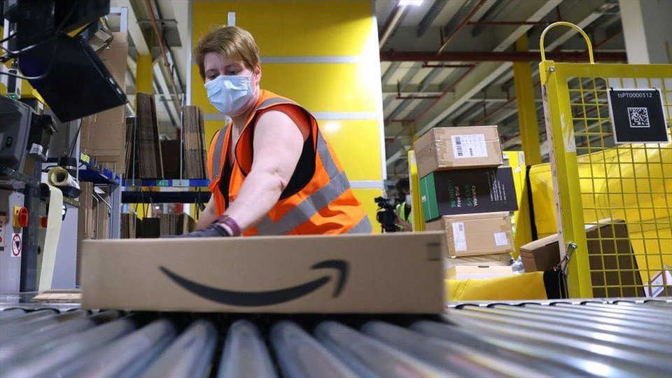 Amazon tăng gấp đôi lương cơ bản cho nhân viên. Ảnh: BBC
