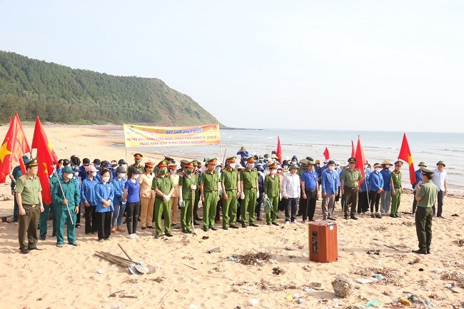 Công đoàn Công an tỉnh tổ chức hoạt động thu gom rác thải tại bãi biển xã Nghi Thiết. Ảnh: Vương Linh