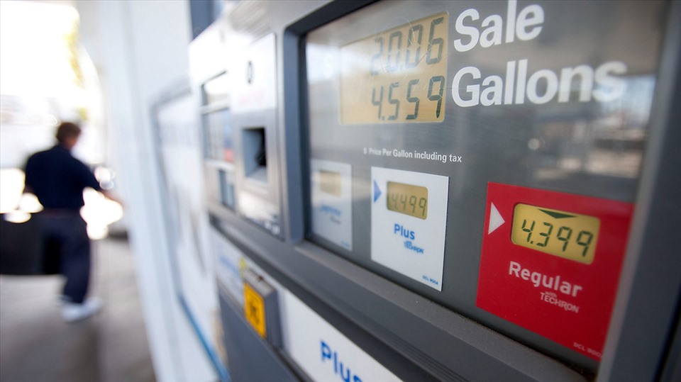 Khi giá xăng dầu tăng, để hỗ trợ người dân, bang Michigan, Mỹ, thông qua dự luật tạm dừng thu thuế nhiên liệu. Ảnh minh họa. Ảnh chụp màn hình