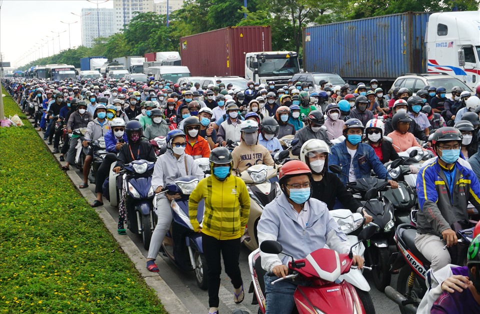 Từ 7h15, lượng xe bắt đầu tăng cao trên Xa lộ Hà Nội hướng vào trung tâm TPHCM gây ùn ứ ở nút giao Bình Thái (Thành phố Thủ Đức).