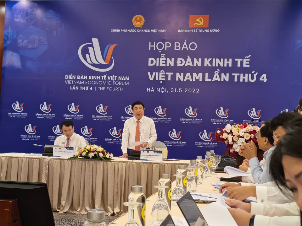 Ông Nguyễn Thành Phong - Phó trưởng Ban Kinh tế Trung ương chủ trì buổi họp báo. Ảnh: C.N