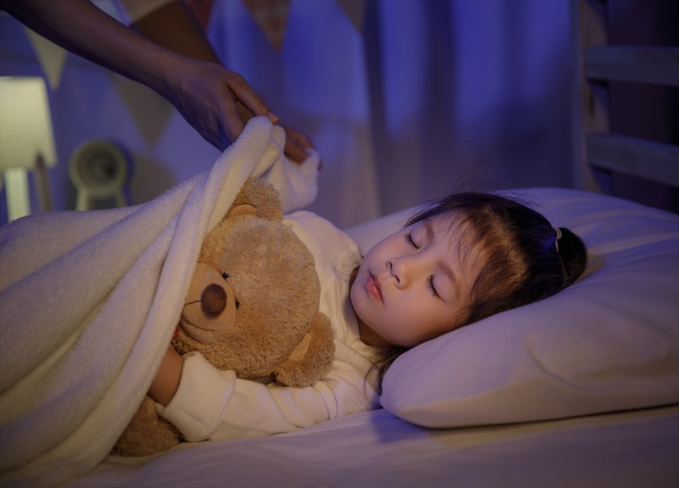 Cần để trẻ ngủ sớm, đúng giờ và đủ giấc để đảm bảo não bộ được phát triển tối đa. Ảnh: Xinhua